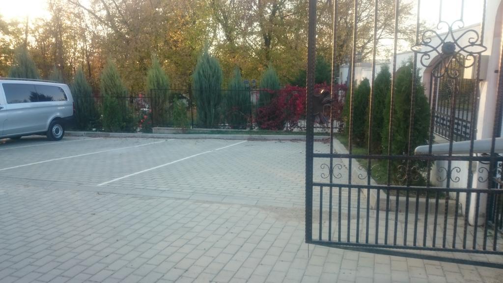 Carla'S Apartment, Airport & Train Station Shuttle Iasi Bagian luar foto