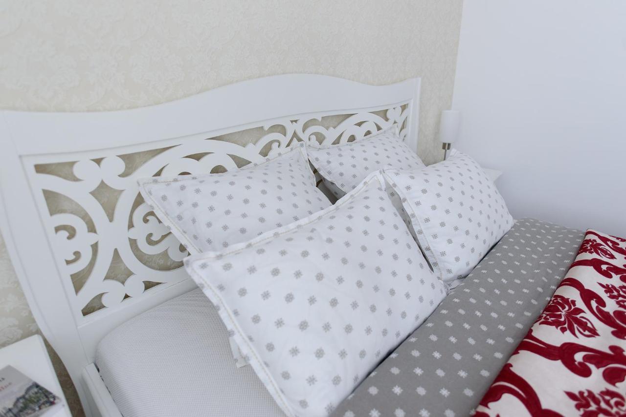 Carla'S Apartment, Airport & Train Station Shuttle Iasi Bagian luar foto