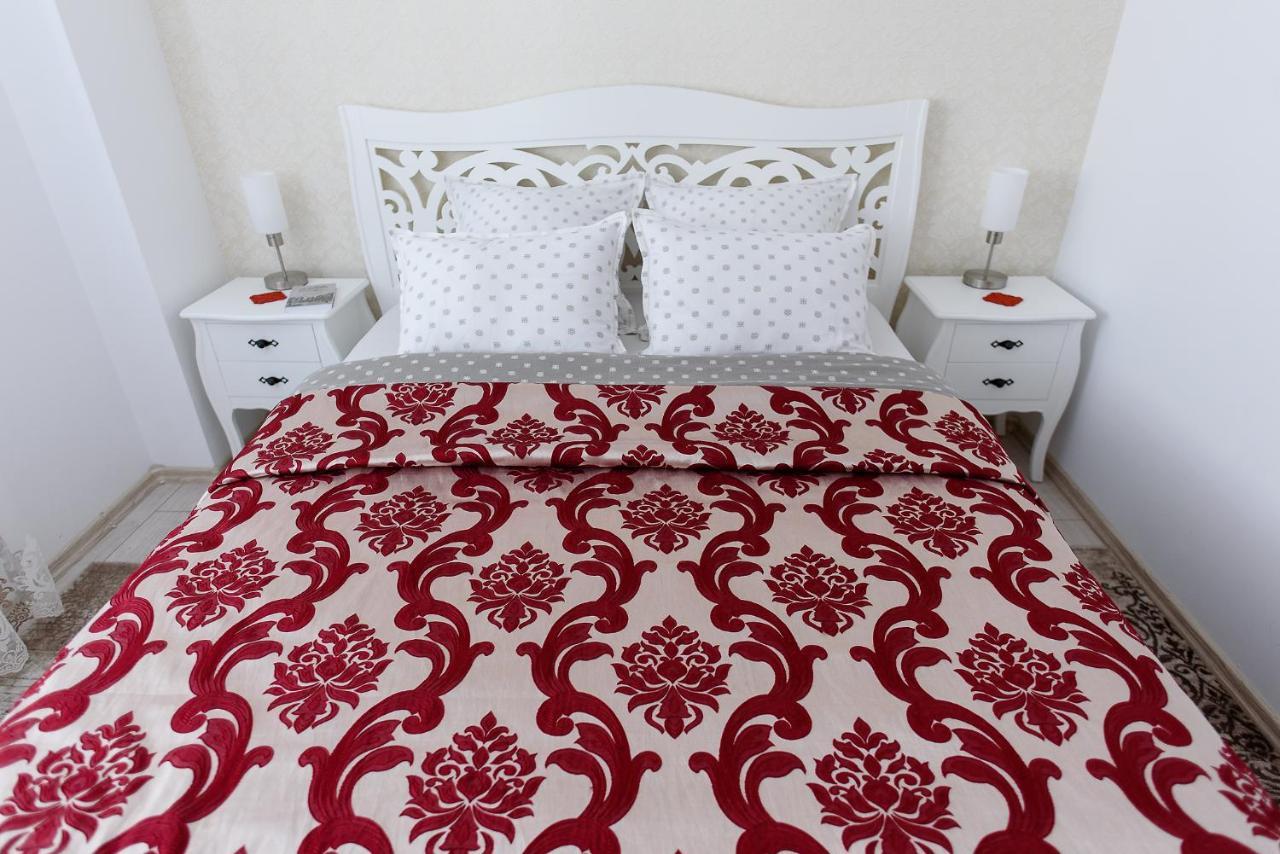 Carla'S Apartment, Airport & Train Station Shuttle Iasi Bagian luar foto