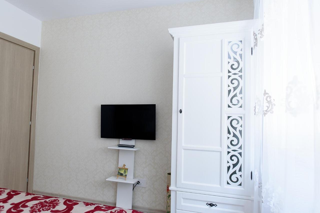 Carla'S Apartment, Airport & Train Station Shuttle Iasi Bagian luar foto